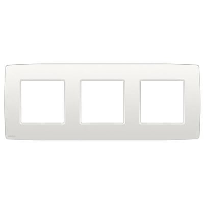 Niko Original hvid ramme til tre moduler, med tre firkantede udskæringer til apparater på en hvid baggrund.