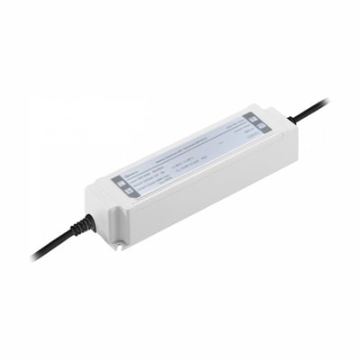 SpectrumLED strømforsyning på 100 W, 12 V DC og IP67 med aflangt hvidt kabinet og sorte ledninger i begge ender.