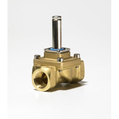 Danfoss EV210B magnetventil isoleret på hvid baggrund, viser 3/4" messinggevind og cylindrisk top.