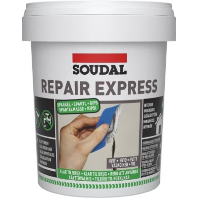 Soudal Repair Express Plaster 900 ml, en hvid spand med grønne og sorte detaljer, viser en hånd med spartelmasse.