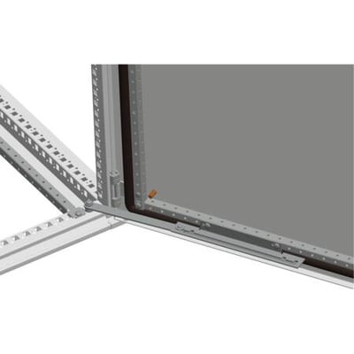 Schneider Electric mekanisk dørstop monteret på et gråt Spacial SM gulvskab, der holder døren åben til 90 grader.