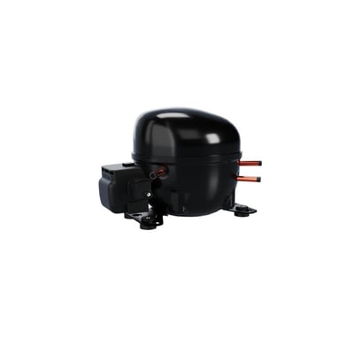 Embraco-kompressor EMX6152U til 230 V med sort hus, kobberrør og monteringsfødder, set skråt forfra.