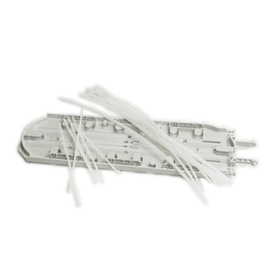 CommScope FOSC-400 fiberkassette til 24 splidsninger, viser kassetten med mange hvide kabelbindere på en hvid baggrund.