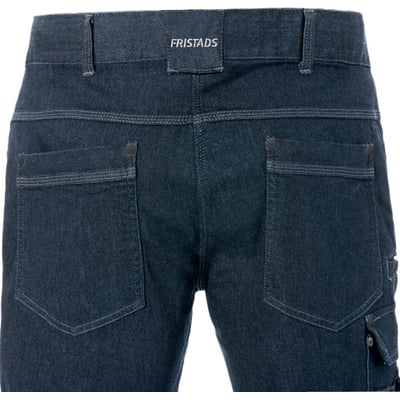 Bagsiden af Fristads servicebukser i denimblå, størrelse 96, med to baglommer og Fristads logo.