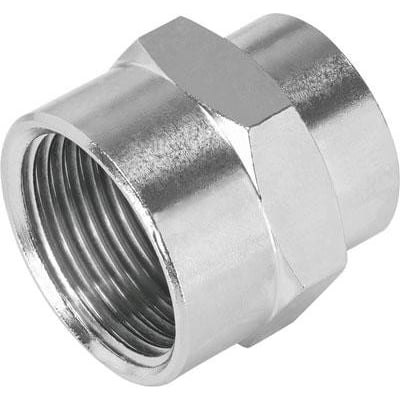 Festo muffe NPFC-S-2M5-F fremstillet af forniklet messing, med gevind på den ene side og sekskantet form på den anden.