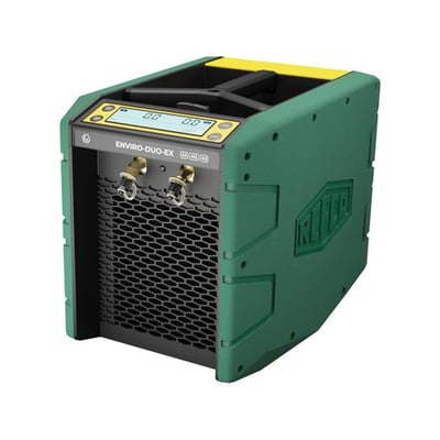 Grønt Refco ENVIRO-DUO-EX tømmeaggregat til kølemidler med digitalt display og to tilslutninger, set skråt forfra.