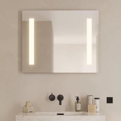 Loevschall Godhavn spejl med integreret LED-lys, vist over et marmorbord med badeværelsesartikler og armatur.