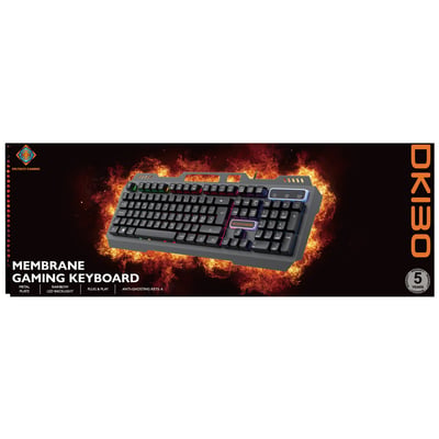 Trykt emballagegrafik med Deltaco DK130 gamingtastatur med regnbuebelysning vist skråt.
