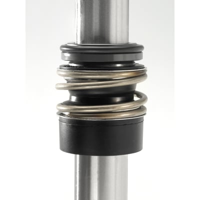 Nærbillede af et Grundfos CLM/CLP - CDM/CDP Model A baqe kit, der viser en fjeder, tætningsringe og metaldele på en rustfri stålsøjle.