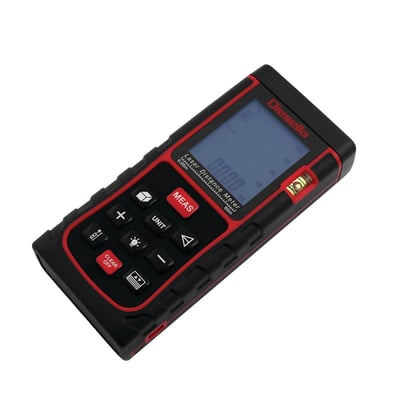 Diesella laser afstandsmåler i sort med røde detaljer, viser tydeligt knapper og display med måledata.