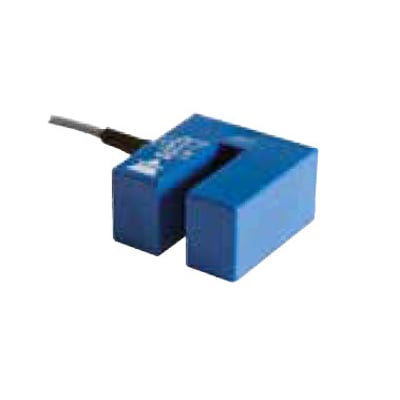 Blå induktiv gaffelsensor med kabel fra Carlo Gavazzi, vist skråt forfra med den åbne gaffel synlig.