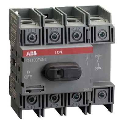 ABB 4-polet lastafbryder på 100 A med 1-0-markering, set skråt forfra med tilslutningsklemmer og betjeningsmekanisme.