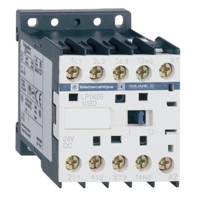 Detaljeret billede af Schneider Electric 3-polet kontaktor, viser mærkater og skrueterminaler for 24V DC spole.