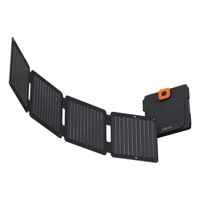 Sort Xtorm SolarBooster-solcellelader på 28 W foldet ud med fire solpaneler og tilslutningsdel.