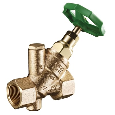 Kemper standard fristrømsventil i rødgods med 1 1/4" muffe/muffe tilslutning og grønt håndtag på hvid baggrund.