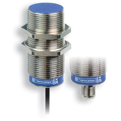 To Schneider Electric induktive følere XS6, M30 med 15mm tasteafstand, en med kabel og en tilbehørsdel.