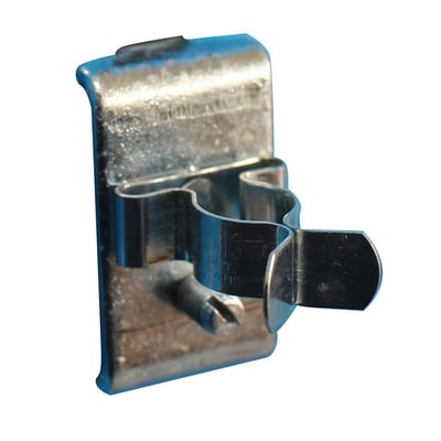 Fjederklemme med bagplade fra Maskinfabrikken Universal, Ø13mm, fremstillet af metal og med en synlig skrue.