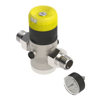 Kemper trykreduktionsventil i rustfrit stål, DN50/2" np, med gul og sort indstillingsdel samt manometer ved siden af.