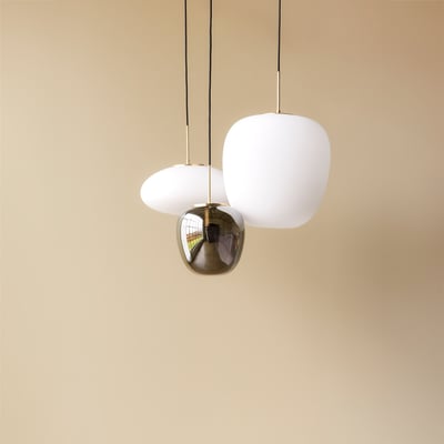 Tre Hübsch Reflect pendler i grå; én stor og to mindre, hængende fra et messingophæng og sort ledning.