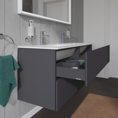 Detalje af Duravit L-Cube underskab i mørkegrå, med en skuffe delvist åben og synlige organisationselementer.