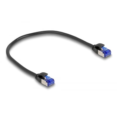 DeLock RJ45 netværkskabel Cat.6A S/FTP Slim på 0,25 meter i sort med to RJ45 stik med blå plastdetaljer på hvid baggrund.