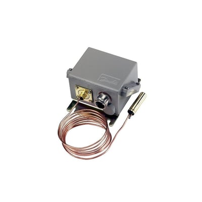 Danfoss KPS77 termostat med 2 meter kapillarrør, vist med isoleret kobberføler og IP67-klassificeret kabinet.