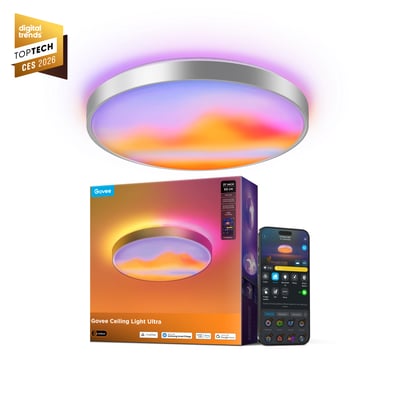 Govee Smart Ceiling Light Ultra er en rund smart LED-loftlampe på 53 cm med farveskiftende lys; æske og app vises ved siden af.