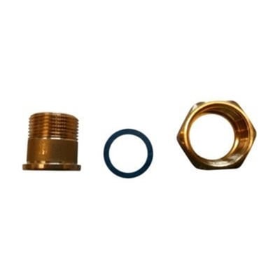 Tre dele af Vaillant messing omløber nippel, inklusive nippel, pakning og omløbermøtrik, isoleret på hvid baggrund.