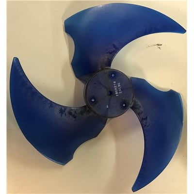 Blå propel til Axial blæseventilator MSA-24, fremstillet af plastik med tre skrå vinger og synlig indgravering i midten.