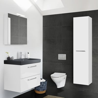 Dansani Mido+ højskab i hvid højglans placeret i et moderne badeværelse ved siden af et toilet og vaskemøbel.