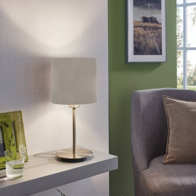 Eglo Pasteri bordlampe i taupe med en rund base og en cylinderformet lampeskærm.