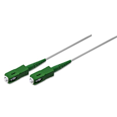 Hvidt 10 meter langt Simplex patchkabel med to grønne SC/APC konnektorer og hvid kappe på isoleret baggrund.