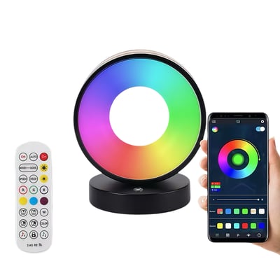 Demonstration af cirkel RGBIC lampens fjernbetjening og smartphone-app, der viser farvejusteringer.
