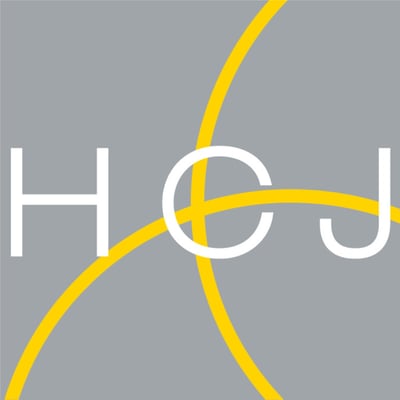 Logo med bogstaverne H, C og J omkranset af gule linjer på grå baggrund.