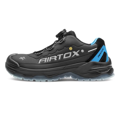 Sidevisning af Airtox TX11 sikkerhedssko i sort, fremviser den brede pasform, sorte overdel og transparente sål med blå mærker.