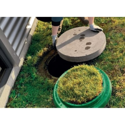 GreenCover havedæksel i grønt komposit til 315mm betonkegle, monteret på græs.