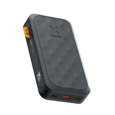 Xtorm Fuel Series 5-powerbank i sort med 20.000 mAh og 35 W, set skråt med porte langs kanten.