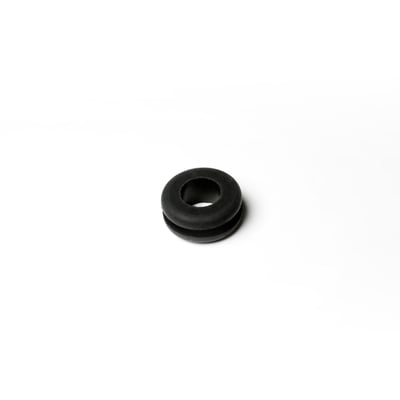 En sort membran tylle DG 36 af neopren gummi, type DA, fremstillet som en gummi gennemføring.