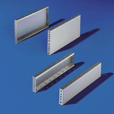 Rittal TS sokkelblænder i rustfrit stål, 200 mm høje, vist med to forskellige vinkler på blå baggrund.