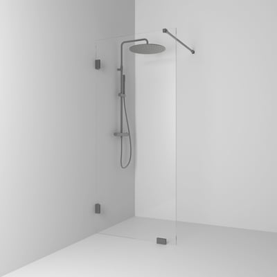 Svedbergs brusevæg på 88 x 1 x 200 cm med klart glas og sorte beslag, monteret i en bruseniche.