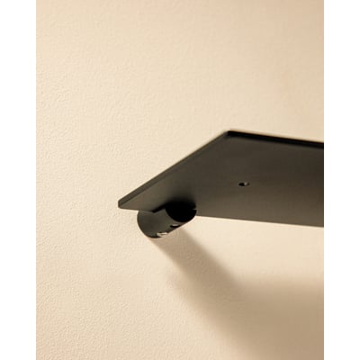 Cosmic Logic badeværelseshylde i mat sort med en tynd profil, monteret på en lys væg.