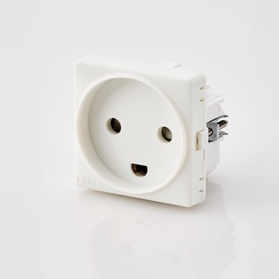 FESH SWITCH Curveline stikudtag i hvid med jord, med skrueløse klemmer og plads til 16A.