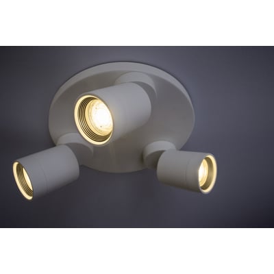 Hvid loftlampe med tre justerbare Ledvance LED PAR16 spots med varmt lys.