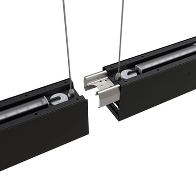 Ansell Lighting Vasco linjearmaturer kobles sammen med et samlebeslag, der viser den integrerede fastgørelsesmekanisme for serieinstallation.