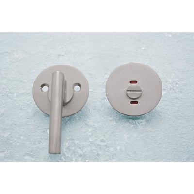 Assa Abloy C30 komplet handicaptoiletbesætning i børstet rustfrit stål med greb og rød-hvide markeringer.