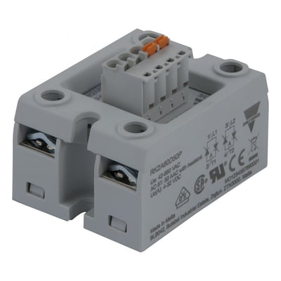 2-polet solid state-relæ fra Carlo Gavazzi med terminalblok øverst, set skråt forfra.