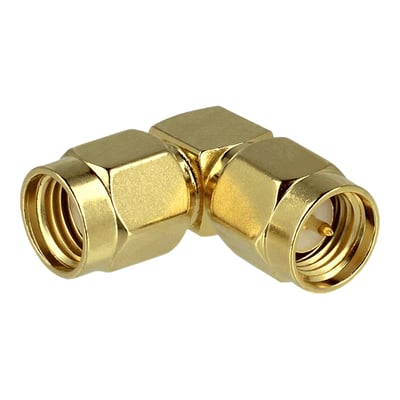 DeLock RP-SMA-til-SMA-adapter med 90° vinkel og guldfarvede stik med gevind.