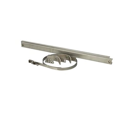 Fibox pæle- og maste-monteringssæt i 600 mm bredde med stålbeslag og spændebånd til montering af vægskabe.