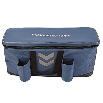 Blå Radiodetection transporttaske til RD7/8xxx serier med hvidt logo og grå pile. Tasken har to håndtag og to sidelommer.