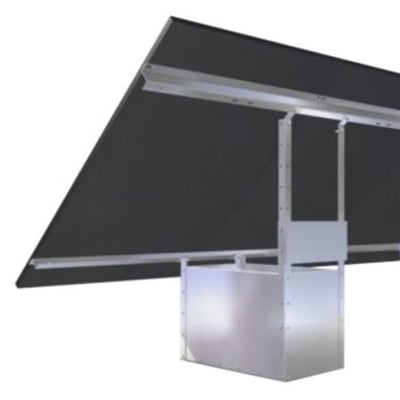 Metalramme med en sort, rektangulær dug, der hænger ned, hvid baggrund.